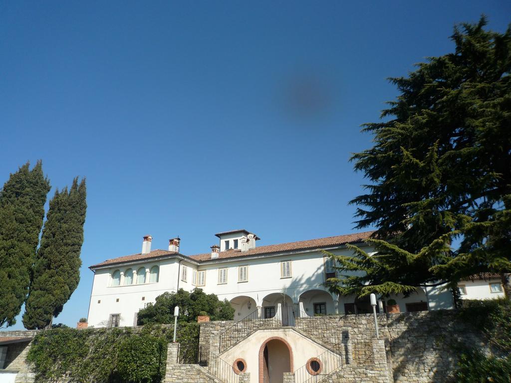 Отель Castello Degli Angeli Carobbio degli Angeli Экстерьер фото